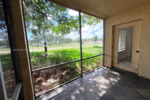 Condo in Coral Springs, Florida, 2 bedrooms  № 2260844 - photo 16