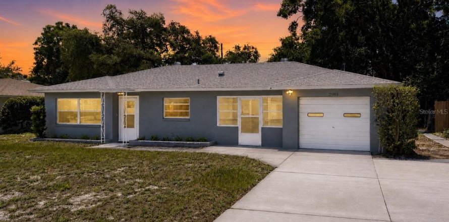 House in Mount Dora, Florida 2 bedrooms, 104.42 sq.m. № 2210622
