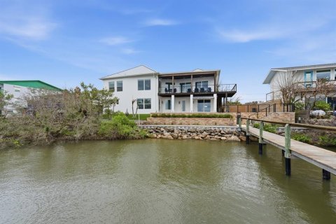 House in New Smyrna Beach, Florida 3 bedrooms, 259.38 sq.m. № 2104657 - photo 4