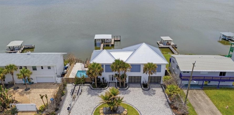 House in New Smyrna Beach, Florida 3 bedrooms, 259.38 sq.m. № 2104657
