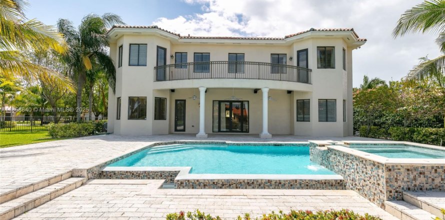 Villa ou maison à Cutler Bay, Floride 6 chambres, 479.1 m2 № 1887800
