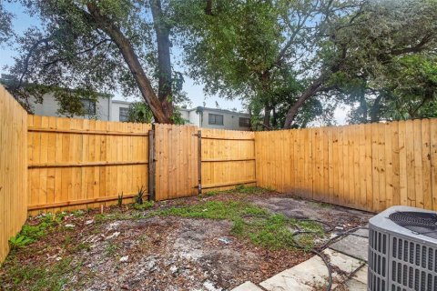 Townhouse in Tampa, Florida 2 bedrooms, 99.59 sq.m. № 2384257 - photo 25