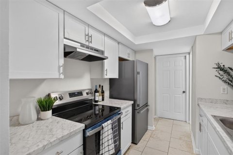 Townhouse in Tampa, Florida 2 bedrooms, 99.59 sq.m. № 2384257 - photo 10