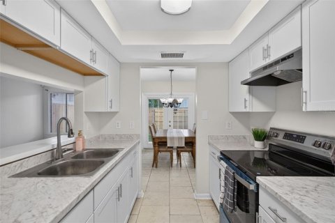 Townhouse in Tampa, Florida 2 bedrooms, 99.59 sq.m. № 2384257 - photo 12