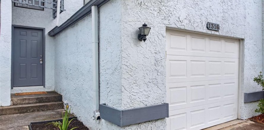 Townhouse in Tampa, Florida 2 bedrooms, 99.59 sq.m. № 2384257