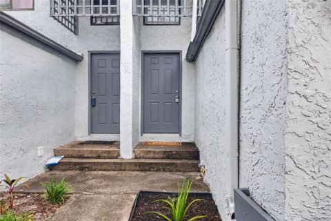 Townhouse in Tampa, Florida 2 bedrooms, 99.59 sq.m. № 2384257 - photo 2