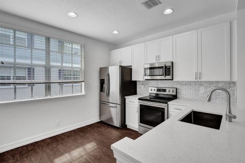 Adosado en alquiler en Fort Lauderdale, Florida, 2 dormitorios, 157.19 m2 № 1954361 - foto 2
