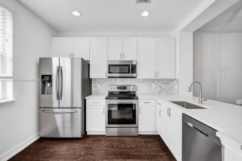 Adosado en alquiler en Fort Lauderdale, Florida, 2 dormitorios, 157.19 m2 № 1954361 - foto 1