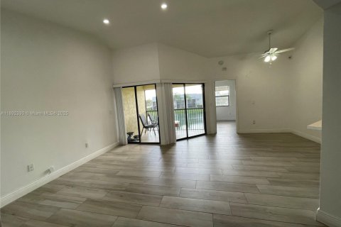 Снять в аренду кондоминиум в Хомстед, Флорида 2 спальни, 90.12м2, № 1943999 - фото 3