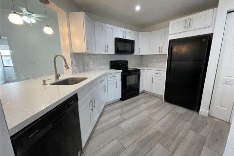 Снять в аренду кондоминиум в Хомстед, Флорида 2 спальни, 90.12м2, № 1943999 - фото 1