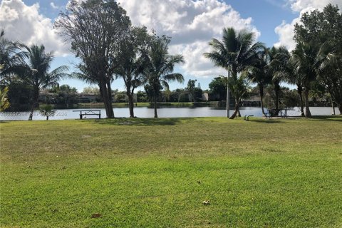 Adosado en Miami, Florida 3 dormitorios, 128.02 m2 № 2091221
