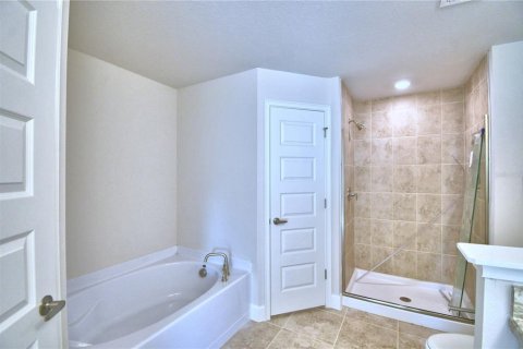 House in Auburndale, Florida 4 bedrooms, 201.51 sq.m. № 2215229 - photo 19