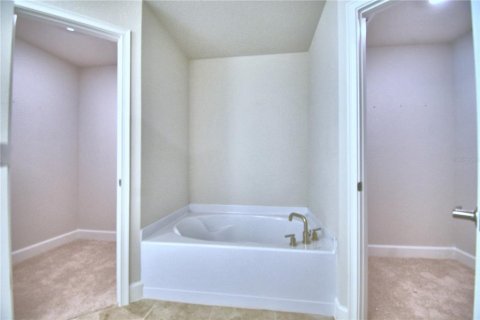 House in Auburndale, Florida 4 bedrooms, 201.51 sq.m. № 2215229 - photo 21