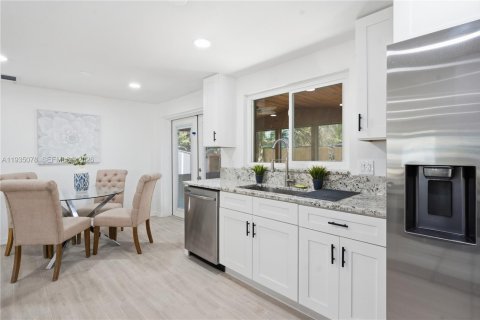 House in Brandon, Florida 3 bedrooms № 2006766 - photo 12