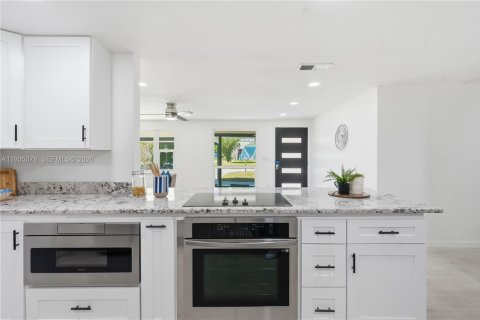 House in Brandon, Florida 3 bedrooms № 2006766 - photo 10