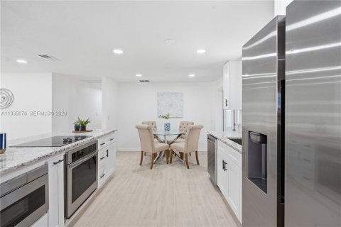 House in Brandon, Florida 3 bedrooms № 2006766 - photo 11