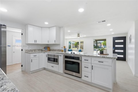 House in Brandon, Florida 3 bedrooms № 2006766 - photo 9