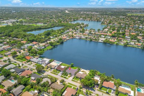 House in Miami, Florida 3 bedrooms № 1950570 - photo 2