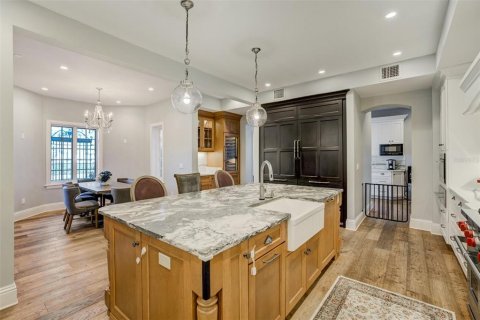 House in Belleair, Florida 5 bedrooms, 668.25 sq.m. № 1608097 - photo 8