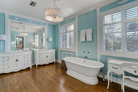 House in Belleair, Florida 5 bedrooms, 668.25 sq.m. № 1608097 - photo 16