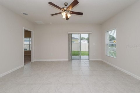 House in Zephyrhills, Florida 3 bedrooms, 139.35 sq.m. № 1905108 - photo 3