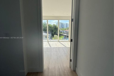 House in Miami, Florida 5 bedrooms, 306.58 sq.m. № 2057187 - photo 20