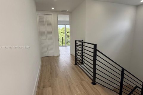 House in Miami, Florida 5 bedrooms, 306.58 sq.m. № 2057187 - photo 29