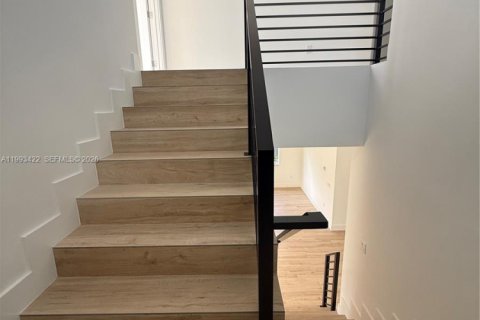 House in Miami, Florida 5 bedrooms, 306.58 sq.m. № 2057187 - photo 19