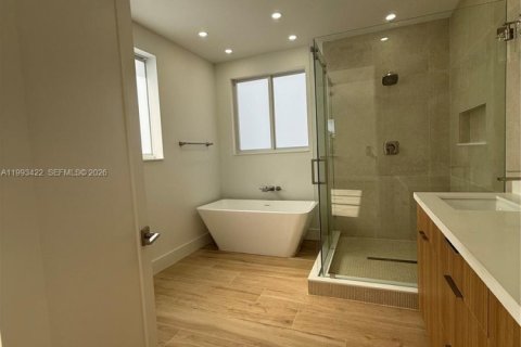 House in Miami, Florida 5 bedrooms, 306.58 sq.m. № 2057187 - photo 25