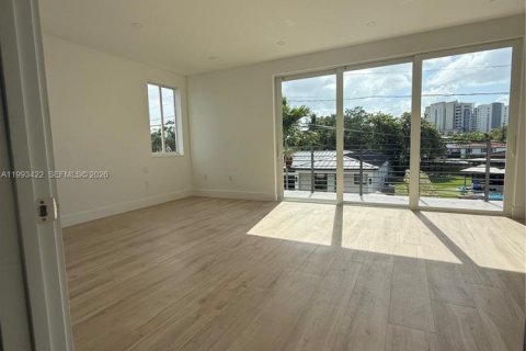 House in Miami, Florida 5 bedrooms, 306.58 sq.m. № 2057187 - photo 21
