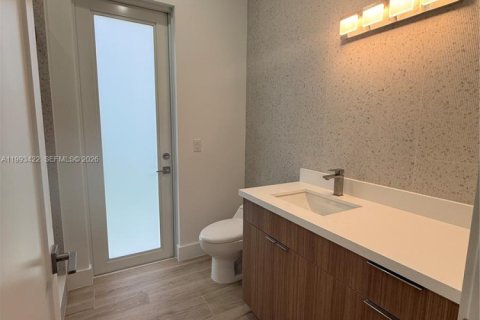 House in Miami, Florida 5 bedrooms, 306.58 sq.m. № 2057187 - photo 10