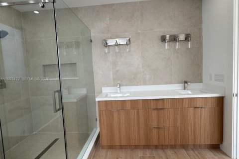 House in Miami, Florida 5 bedrooms, 306.58 sq.m. № 2057187 - photo 28