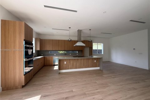 House in Miami, Florida 5 bedrooms, 306.58 sq.m. № 2057187 - photo 14