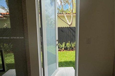 House in Miami, Florida 5 bedrooms, 306.58 sq.m. № 2057187 - photo 12