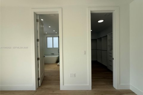 House in Miami, Florida 5 bedrooms, 306.58 sq.m. № 2057187 - photo 24
