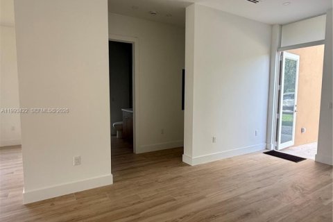 House in Miami, Florida 5 bedrooms, 306.58 sq.m. № 2057187 - photo 5