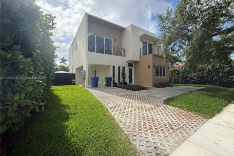House in Miami, Florida 5 bedrooms, 306.58 sq.m. № 2057187 - photo 2