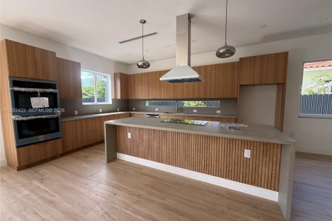 House in Miami, Florida 5 bedrooms, 306.58 sq.m. № 2057187 - photo 15