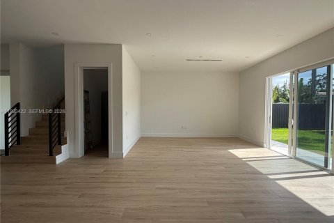 House in Miami, Florida 5 bedrooms, 306.58 sq.m. № 2057187 - photo 17