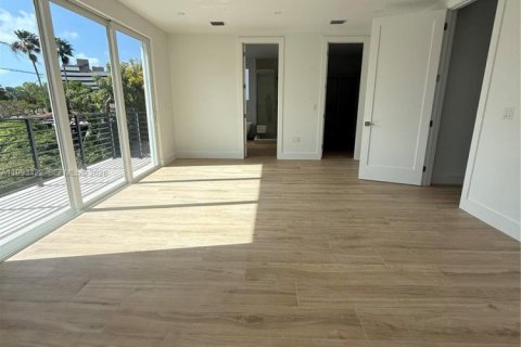 House in Miami, Florida 5 bedrooms, 306.58 sq.m. № 2057187 - photo 23