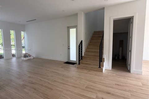 House in Miami, Florida 5 bedrooms, 306.58 sq.m. № 2057187 - photo 18