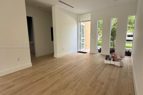 House in Miami, Florida 5 bedrooms, 306.58 sq.m. № 2057187 - photo 6