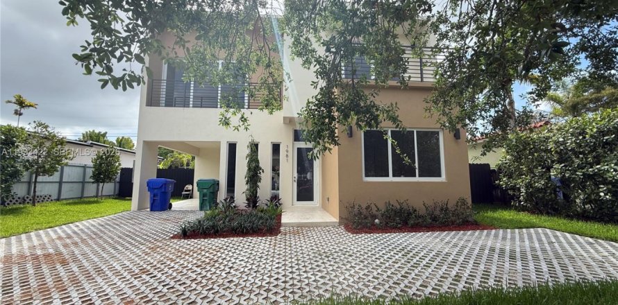 House in Miami, Florida 5 bedrooms, 306.58 sq.m. № 2057187