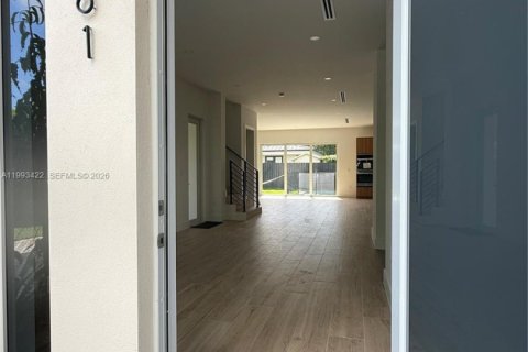 House in Miami, Florida 5 bedrooms, 306.58 sq.m. № 2057187 - photo 4