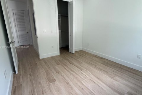 House in Miami, Florida 5 bedrooms, 306.58 sq.m. № 2057187 - photo 8