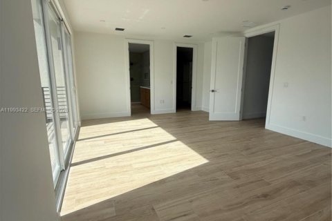 House in Miami, Florida 5 bedrooms, 306.58 sq.m. № 2057187 - photo 22