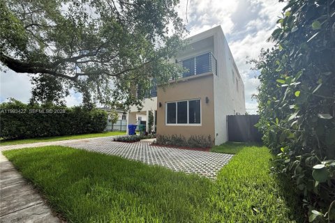 House in Miami, Florida 5 bedrooms, 306.58 sq.m. № 2057187 - photo 3