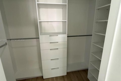 House in Miami, Florida 5 bedrooms, 306.58 sq.m. № 2057187 - photo 9