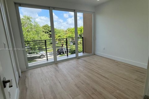 House in Miami, Florida 5 bedrooms, 306.58 sq.m. № 2057187 - photo 30