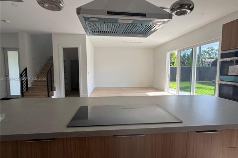 House in Miami, Florida 5 bedrooms, 306.58 sq.m. № 2057187 - photo 16